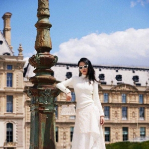 李沁巴黎时装周造型大片 身穿白