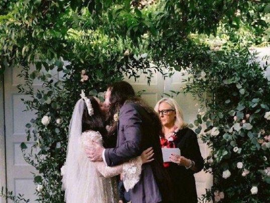 破产姐妹Max演员结婚 在花园举办私人婚礼甜蜜幸