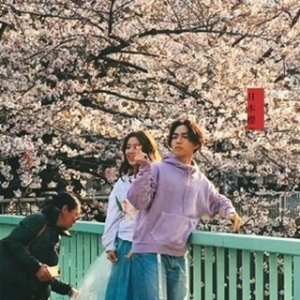 林宥嘉拍婚照樱花树下俏皮比心