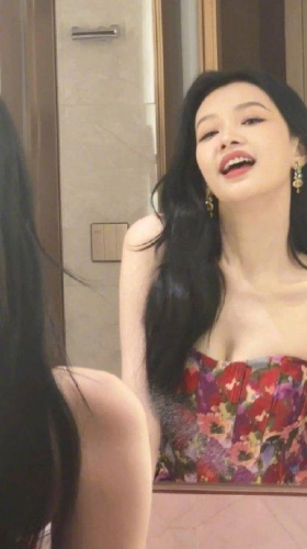孙怡分享四宫格live图 穿抹胸裙对镜摆pose托腮甜笑