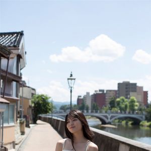 日本熟女美模展忧郁成熟风情 勾人心弦